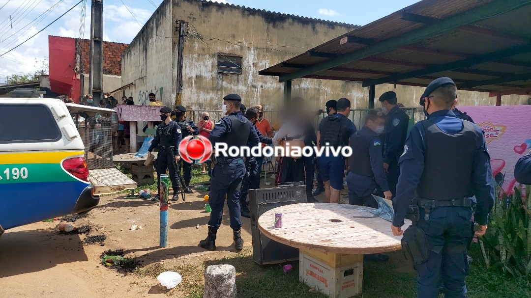 FÚRIA: Policial tenta atacar equipe da PM com pedradas e leva tiro de bala de borracha