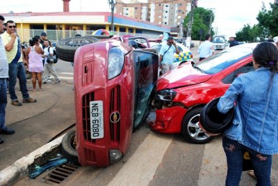 Imprudência de motorista provoca acidente com capotamento na capital
