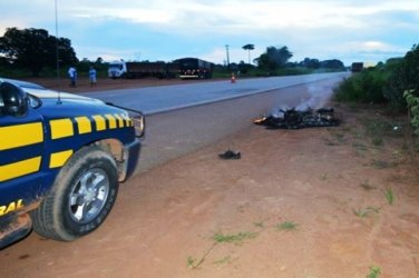 FATAL - Motociclista morre após bater em traseira de caminhão do Exército na BR 364