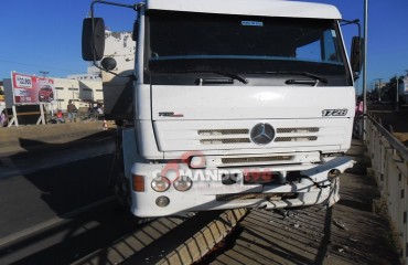  JI-PARANÁ  - Caminhão quebra e quase cai da ponte do Rio Machado 