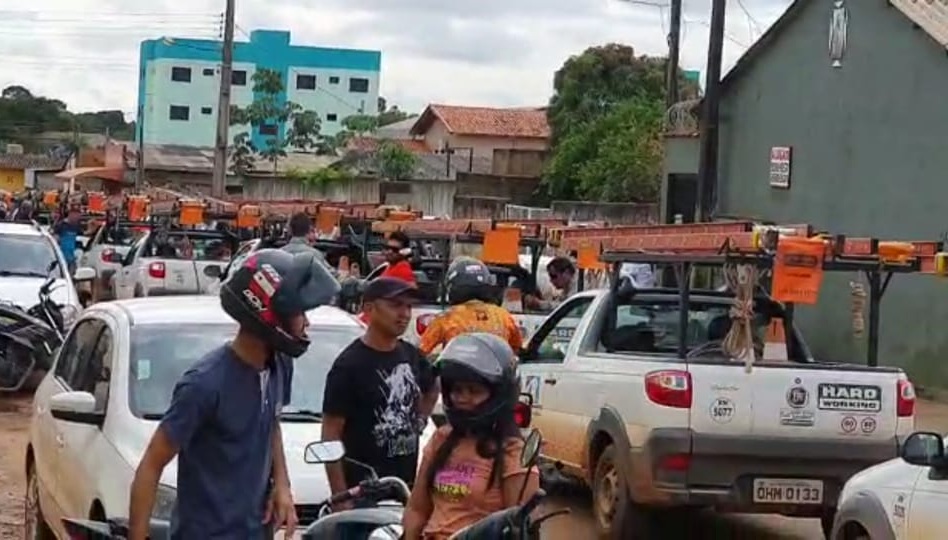 COMOÇÃO: Amigos e familiares realizam cortejo de eletricista assassinado na capital