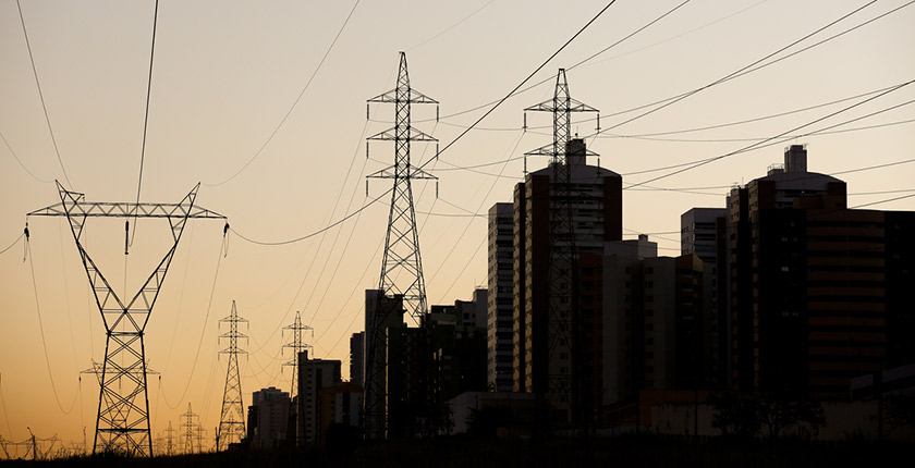 Penduricalhos fazem consumidor pagar mais R$ 4 bi na conta de luz