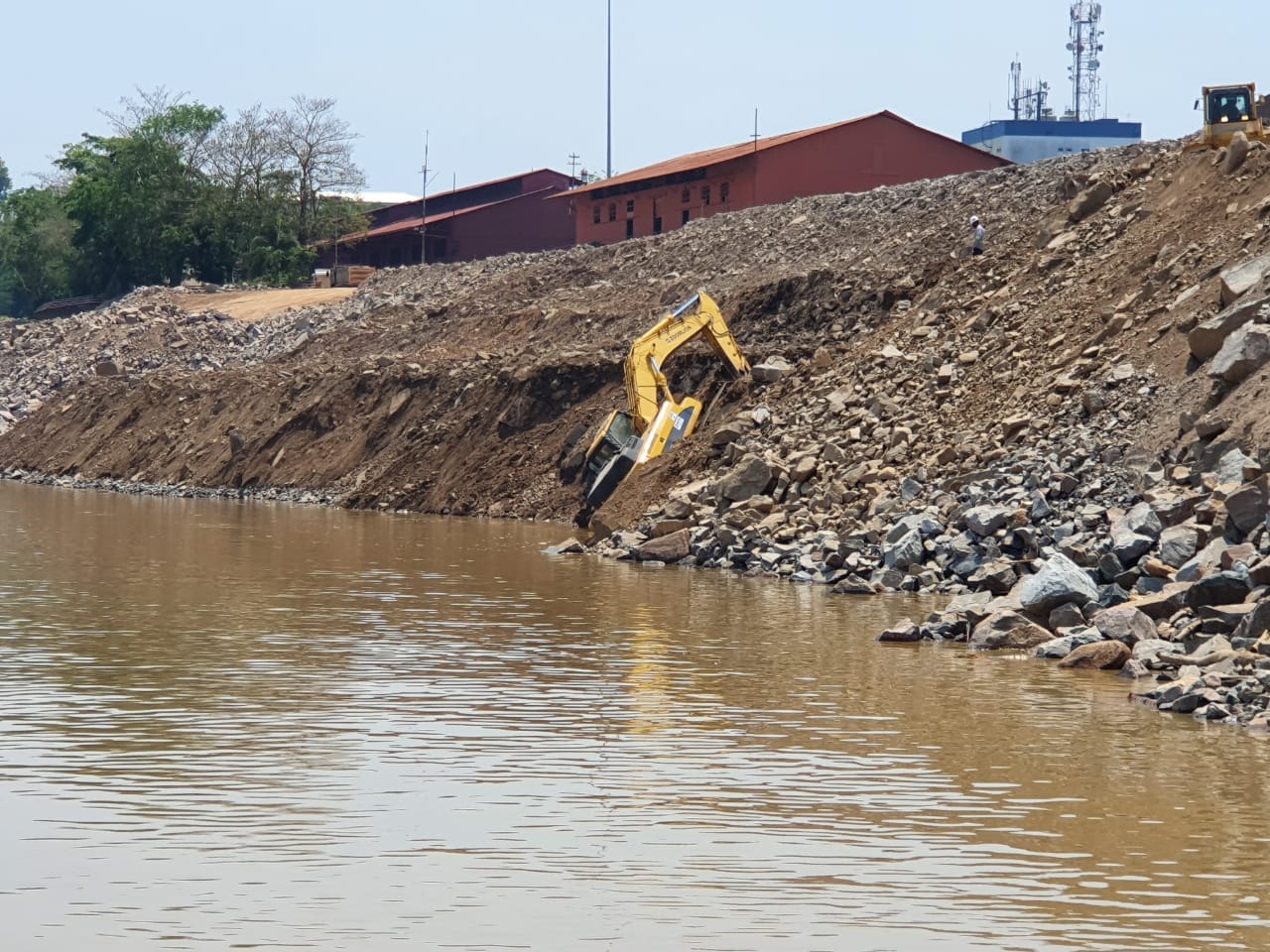 BARRANCO: Escavadeira cai no rio Madeira durante trabalho no complexo da EFMM