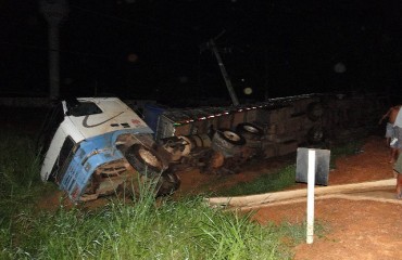 Caminhão que transportava madeira para Porto Velho tomba na BR 364 