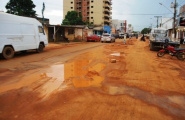 IMUNDÍCIE – Após obra da prefeitura avenida Abunã é tomada por lama e buraqueira – Vídeo e Fotos