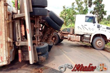 Motorista perde controle de caminhão e tomba na RO 383 