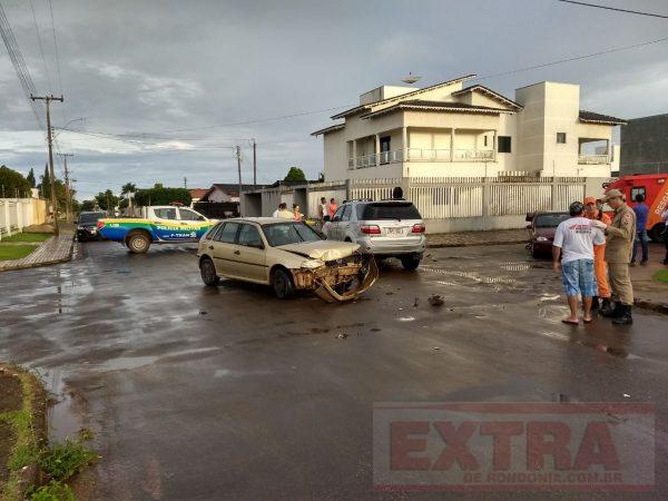 Criança de 12 anos é arremessada para fora de veículo em acidente de trânsito