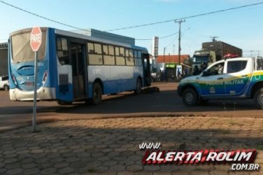 Acidente entre ônibus e moto deixa mulher gravemente ferida