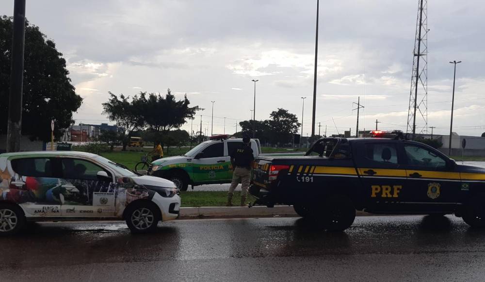 FISCALIZAÇÃO: Motociclista embriagado tenta fugir da polícia e cai de ribanceira