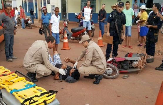 Forte colisão entre carro e moto deixa uma pessoa ferida 