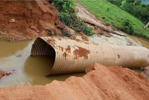 Aterro sobre bueiro metálico rompe e interdita parcialmente a zona rural