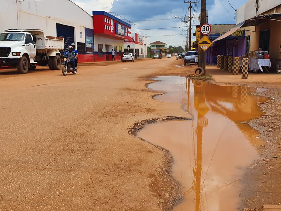 DESCASO: Buraco na rua União retrata abandono da prefeitura com zona Leste