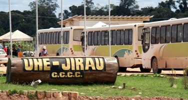 Motoristas de ônibus de usina de Rondônia protestam por melhores salários