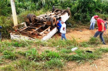 Caminhão capota na BR 364 após desviar de moto