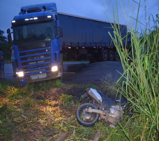 Carreta atravessa na pista e colide com motociclista próximo à Curva da Morte