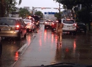 Flagra: lutadora de MMA anda pelada em rua de Porto Alegre (RS)