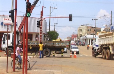 MÃO ÚNICA - Mudança de tempos nos semáforos da avenida Calama provoca confusão no trânsito e irrita motoristas