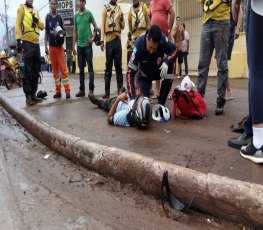 Moto bate em caminhonete e deixa homem gravemente ferido