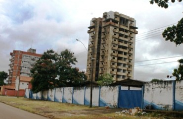 Defesa Civil Municipal solicita interdição de tráfego em avenida de prédio condenado na capital