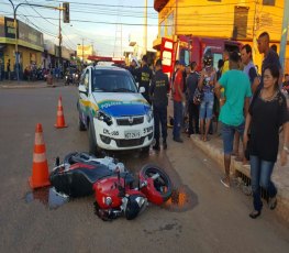 GRAVE - Motociclista sofre fratura ao colidir com viatura da PM