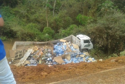 Caminhão com galões d'água tomba na BR-425