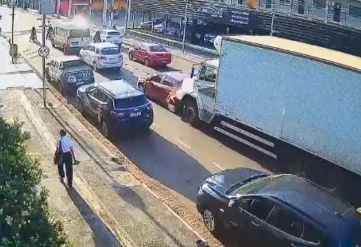 VEJA VÍDEO: Caminhão sem freio causa grave acidente com cinco veículos na 7 de Setembro 
