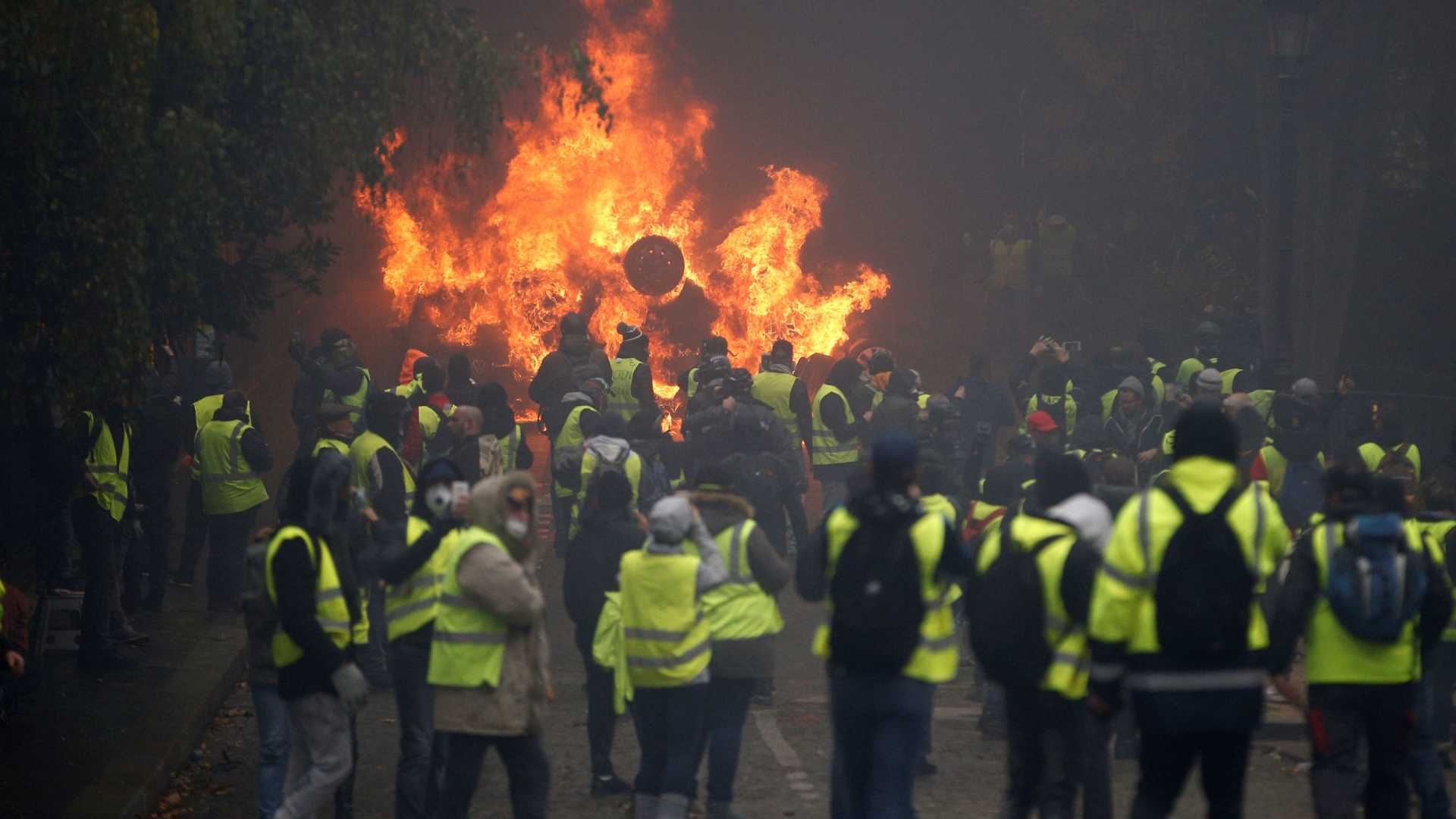 MANIFESTO: França começa a negociar com 'coletes amarelos'