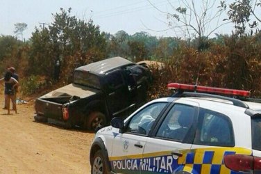 Motorista capota caminhonete na Estrada da Penal