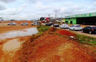 TRÂNSITO – Acidente no Trevo do Roque interrompe fluxo e motoristas criam rota alternativa por viaduto inacabado – FOTOS