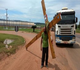 Ex-detento peregrina por pelo menos 200km com cruz nas costas