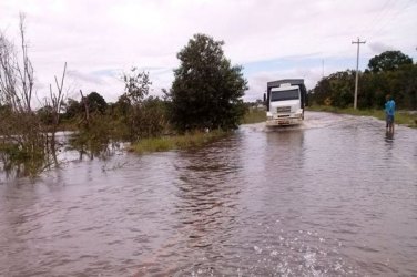 Cheia do Madeira já atinge posto de combustível de Jacy Paraná e moradores pedem ajuda