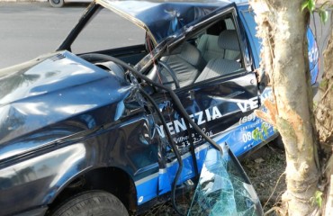 CACOAL – Carro e atingido por carreta em cruzamento 