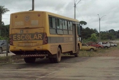 PRF inspeciona ônibus escolar e recomenda regularização