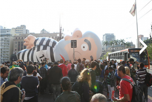 Boneco inflável de Lula é rasgado e gera confusão no centro de São Paulo