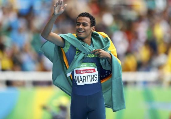 Daniel Martins quebra recorde mundial e fica com o ouro nos 400m
