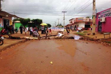 REVOLTA - População fecha via movimentada da zona Leste da Capital
