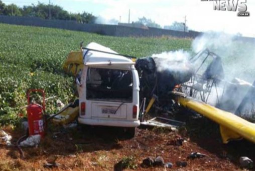 Avião cai em cima de Kombi e mata cinco pessoas