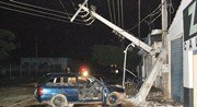 OURO PRETO DO OESTE - Veículo passa por cima de rotatória e se choca contra poste