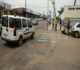 ACIDENTE: Colisão com veículo oficial deixa pedestre e mototaxista feridos