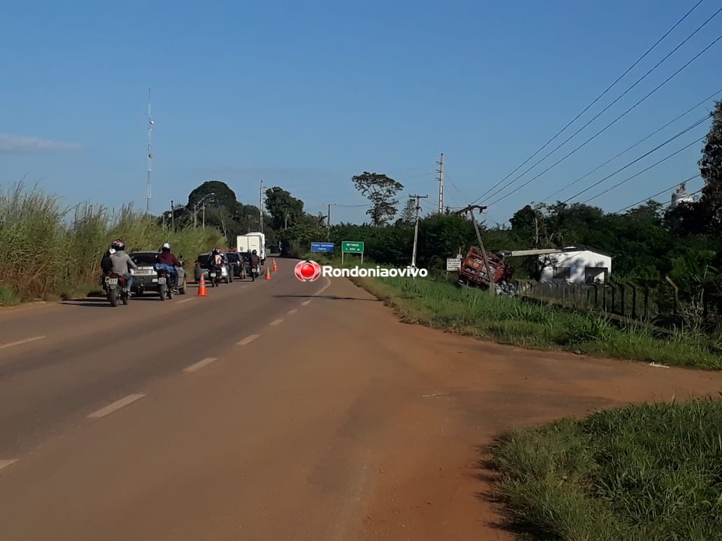 PERIGO: Caminhão com botijões de gás sai da pista e derruba dois postes próximo a PRF na BR-364