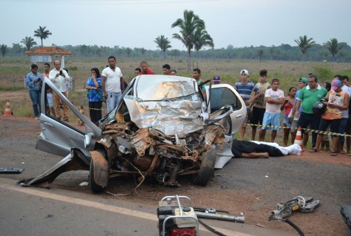 Três mortos e dois feridos em acidente entre caminhão e carro próximo de Candeias