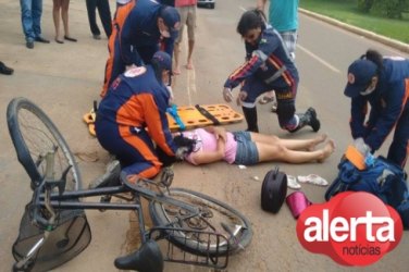 Ciclista fica ferida após colisão com automóvel 