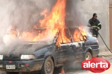 Usuários de drogas colocam fogo em carro próximo a rodoviária