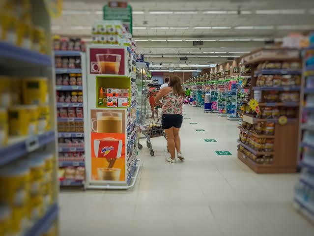 CRISE NA SAÚDE: Novo decreto fecha quase tudo no fim de semana; supermercados continuam abertos