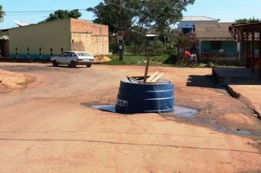 CENA DA CIDADE – Comunidade tapa buraco com caixa d‘água de 500 litros em rua da capital