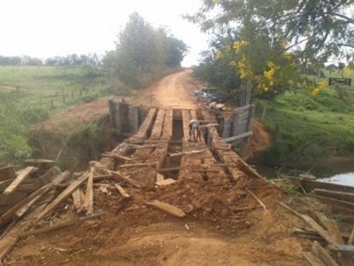 Secretaria de Obras inicia recuperação da ponte