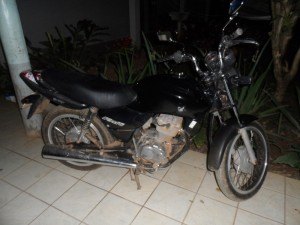 Dona de casa encontra moto abandonada e aciona a PM