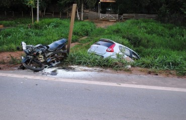 Motociclista morre na BR 364 após se chocar com automóvel - FOTOS