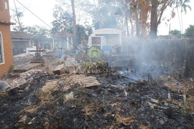 DESCASO - Fogo toma conta dos túmulos no Cemitério 