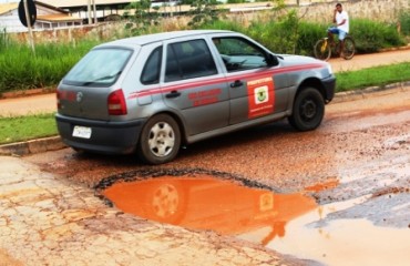 Coordenador da Juventude se camufla dentro de veículo oficial do gabinete da prefeitura, após registro fotográfico de buraqueira 